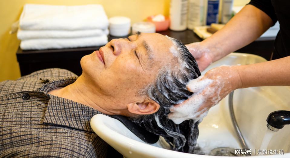 OB电竞登录入口-洗头可能影响寿命？医生提醒：60岁以后，牢记洗头“5不要”